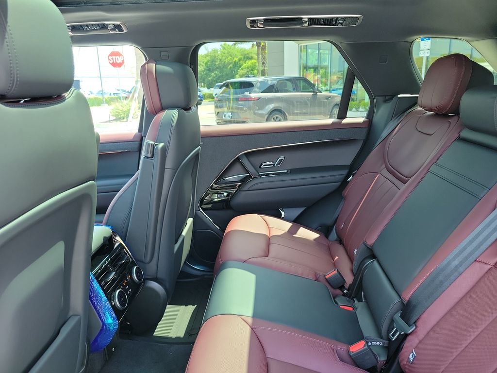 New 2026 Santorini Black Land Rover Dynamic SE image 16
