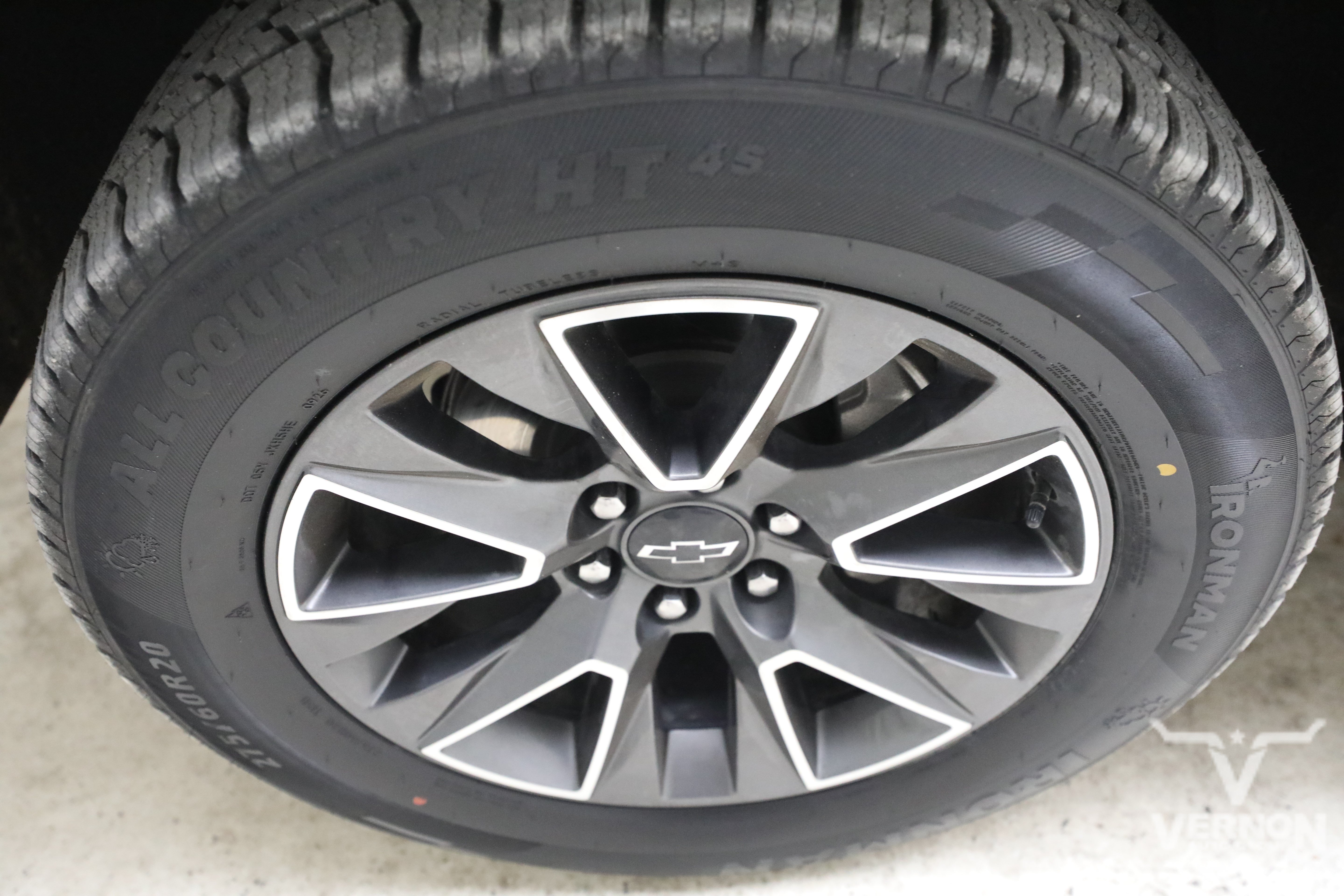 Used 2024 Iridescent Pearl Tricoat Chevrolet Y image 30