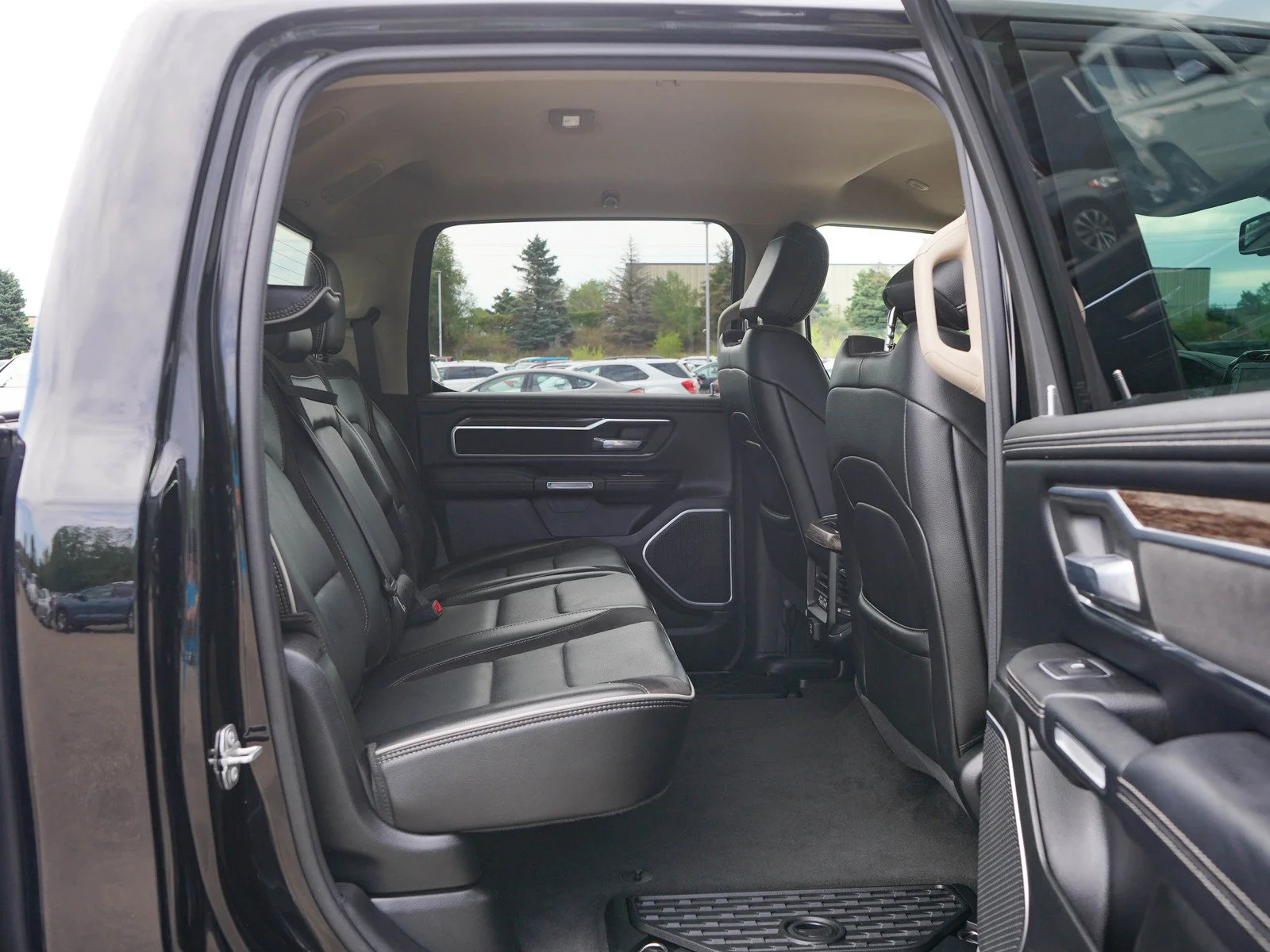 Used 2020 Diamond Black Crystal Pearlcoat Ram Laramie image 12