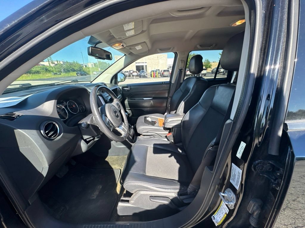 Used 2016  Jeep Latitude image 26