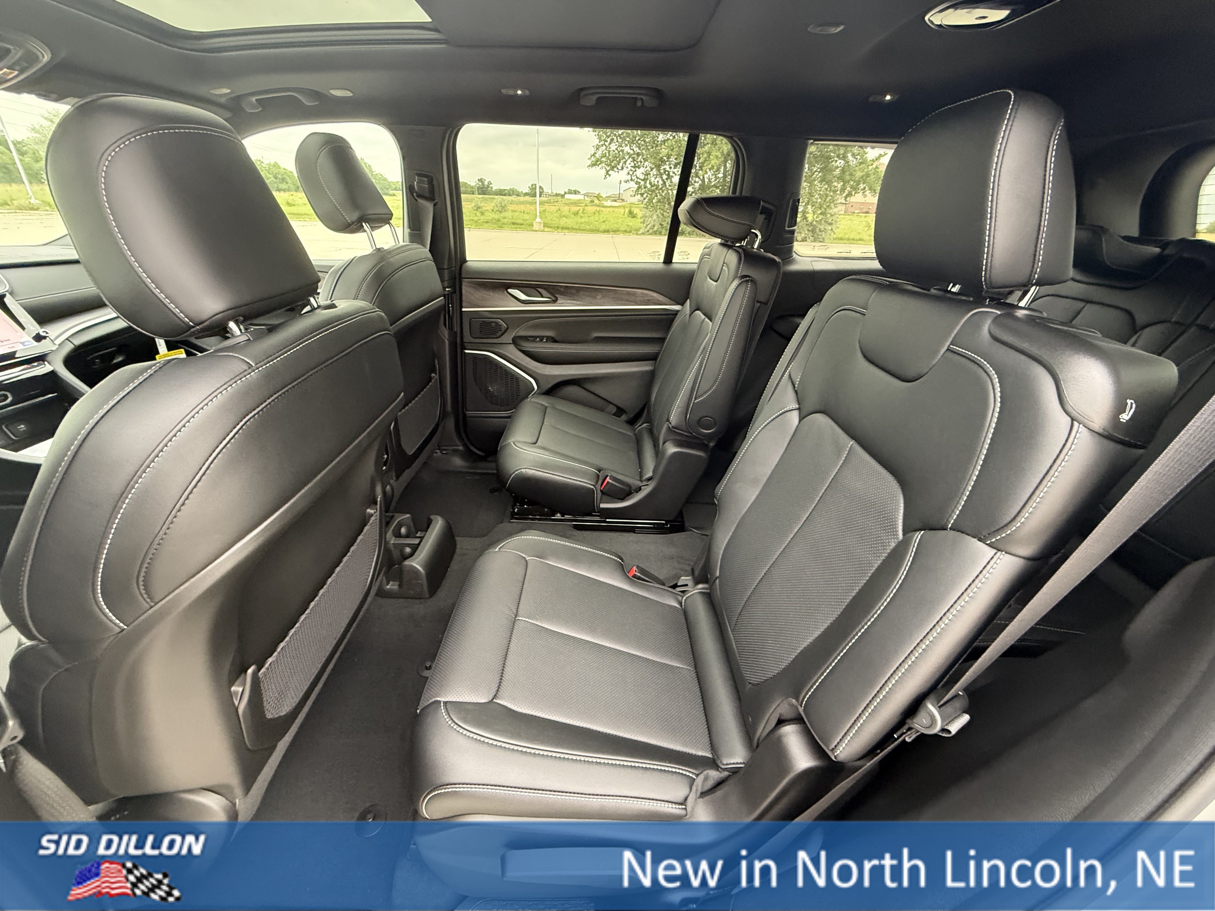 New 2026 Silver Zynith Exterior Paint Jeep Limited Reserve image 16
