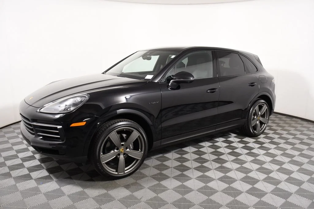 Used 2022 Porsche Cayenne Platinum Edition with VIN WP1AE2AY4NDA26797 for sale in Richfield, Minnesota