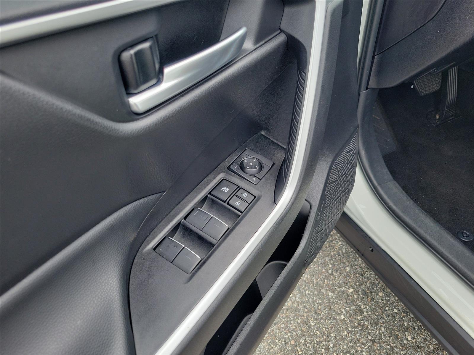 Used 2025 Ice Cap Toyota XLE image 19