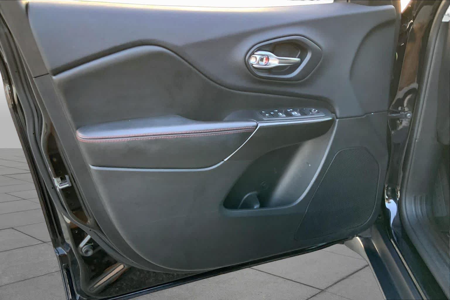 Used 2019 Diamond Black Crystal Pearlcoat Jeep Trailhawk image 20