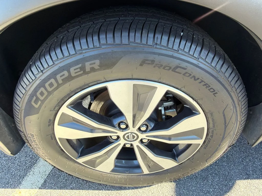 Used 2022 Gray Nissan SV image 17