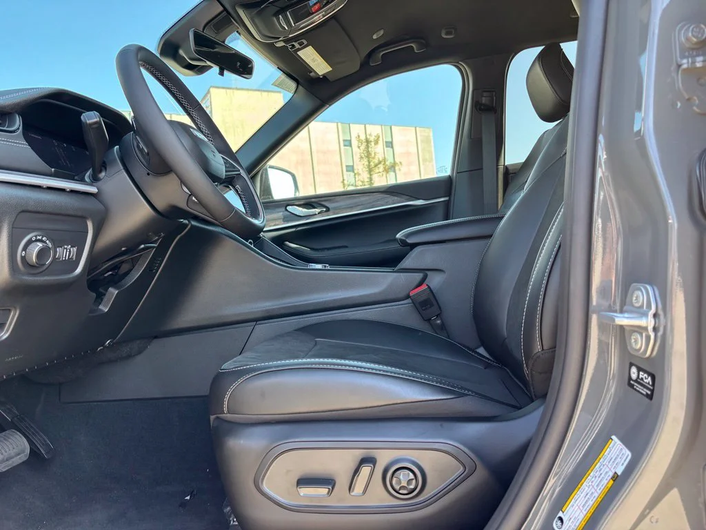 New 2027 Gray Jeep Laredo Altitude image 9