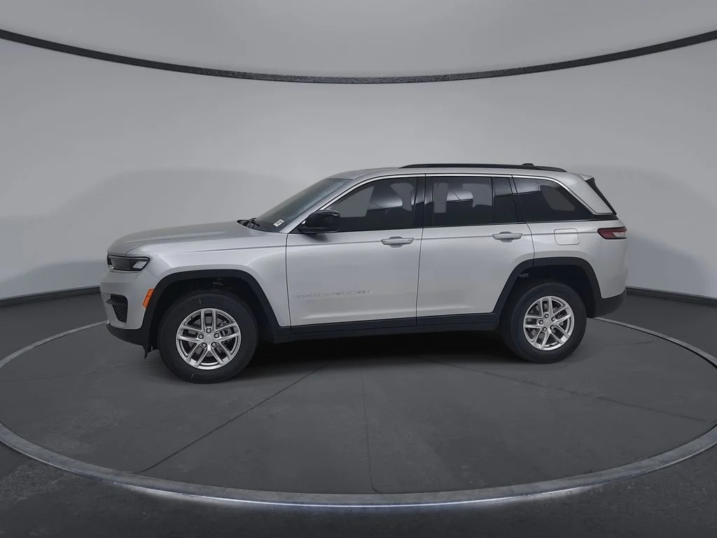 New 2026 Silver Zynith Exterior Paint Jeep Laredo X image 8