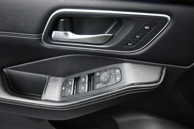 Used 2023 Black Nissan Platinum image 17