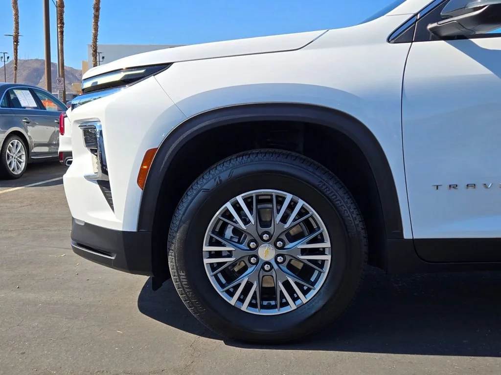 Used 2025 Summit White Chevrolet LT image 9
