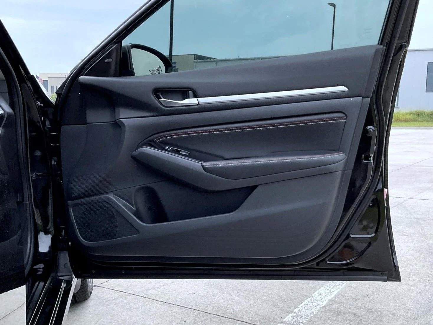Used 2023 Black Nissan 2.0 SR image 17