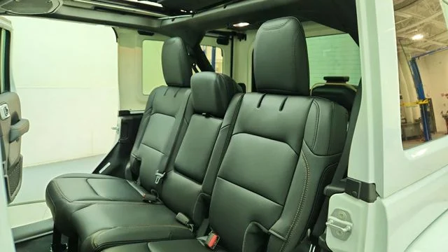 New 2026 Bright White Clear-Coat Exterior Paint Jeep Sahara image 20