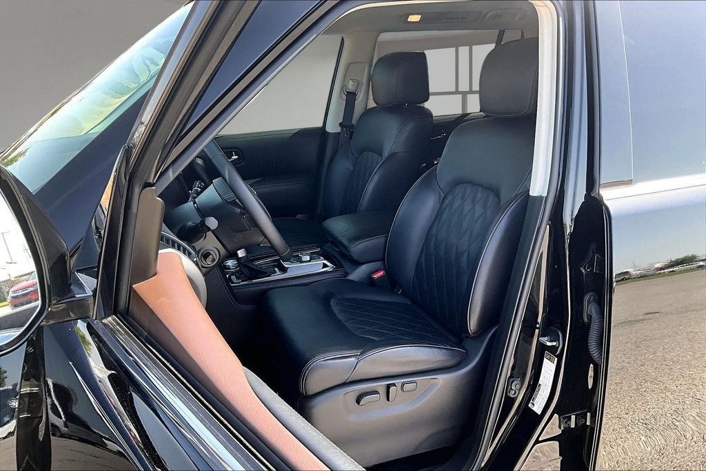 Used 2023 Black Nissan Platinum image 25