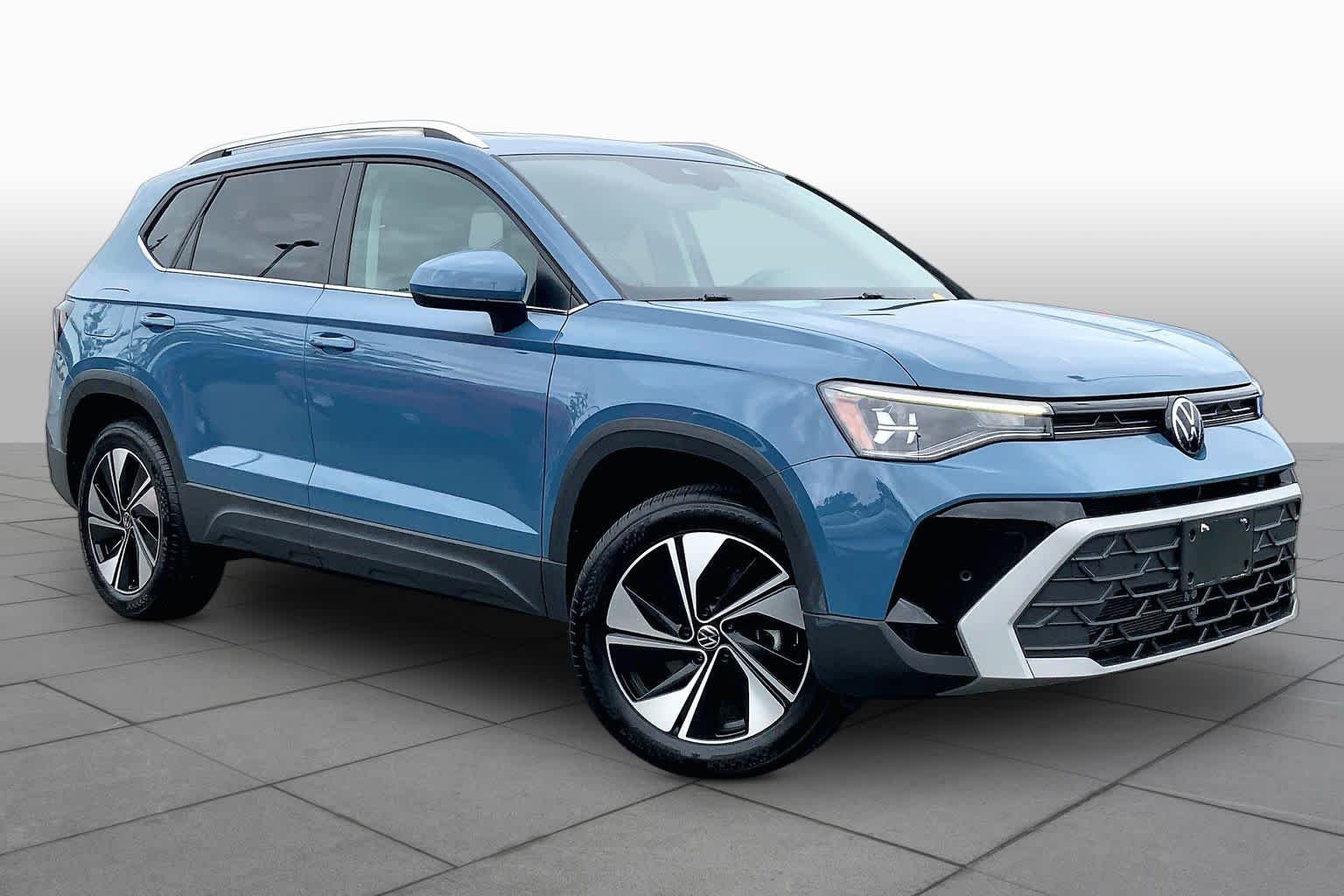 Used 2025 Monterey Blue Pearl Volkswagen SE image 3