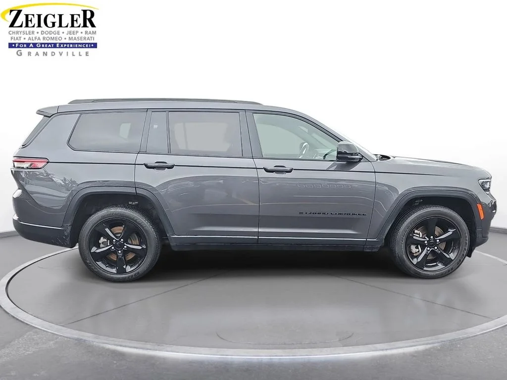 Used 2023 Gray Jeep Altitude image 4