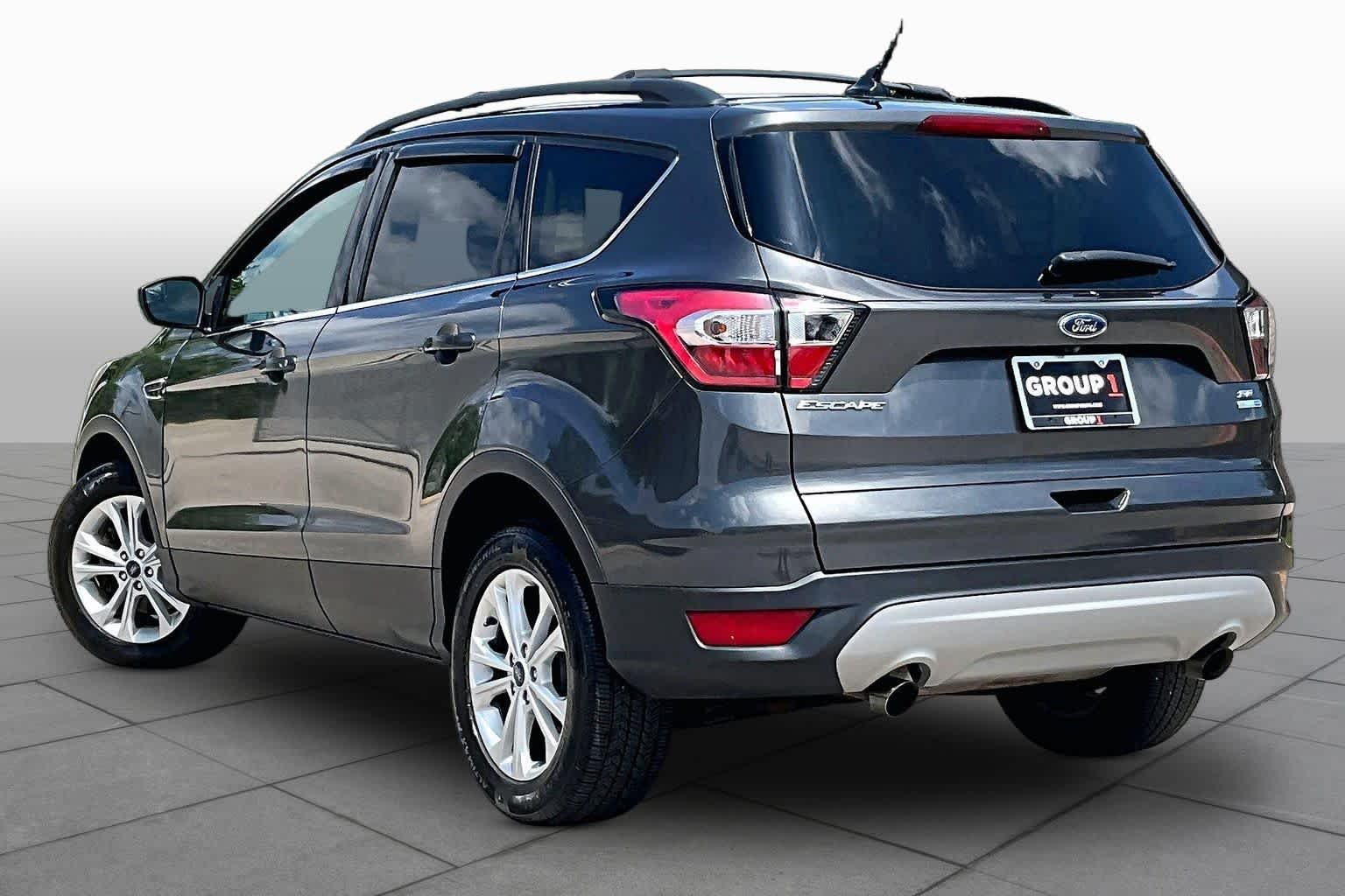 Used 2018 Magnetic Metallic Ford SE image 12