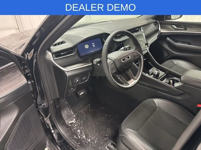 New 2026 Diamond Black Crystal Pearl-Coat Exterior Paint Jeep Altitude image 9