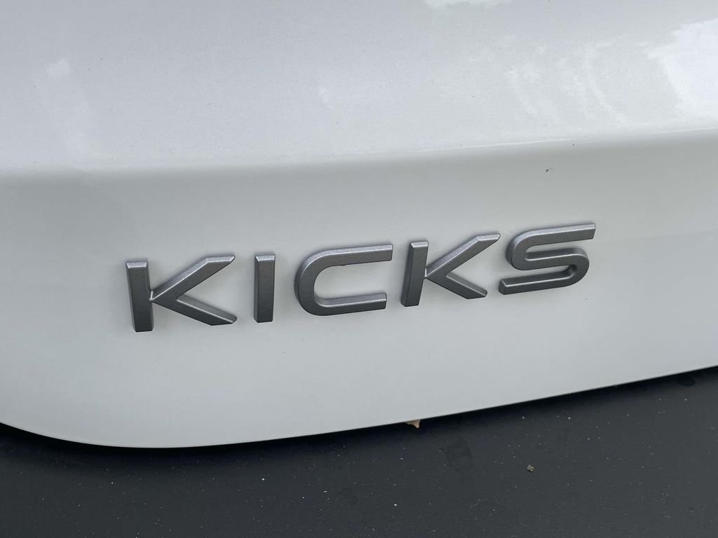 New 2026 Aspen White TriCoat / Super Black Two-tone Nissan SV image 9
