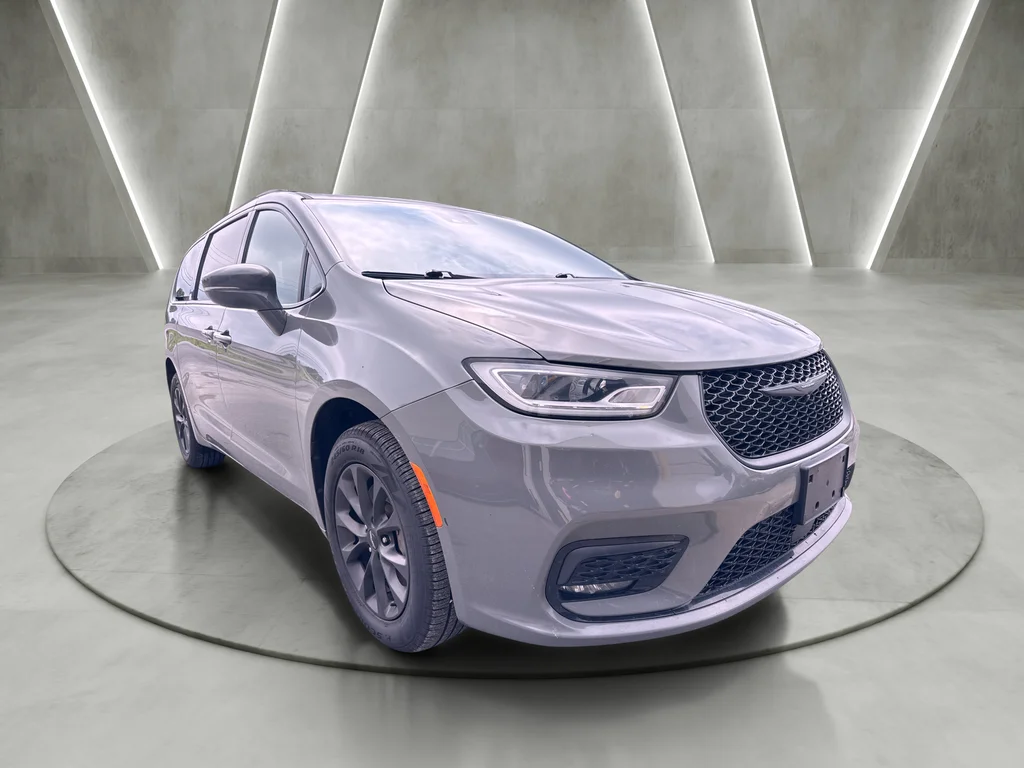 2022 Chrysler Pacifica Touring L's photo