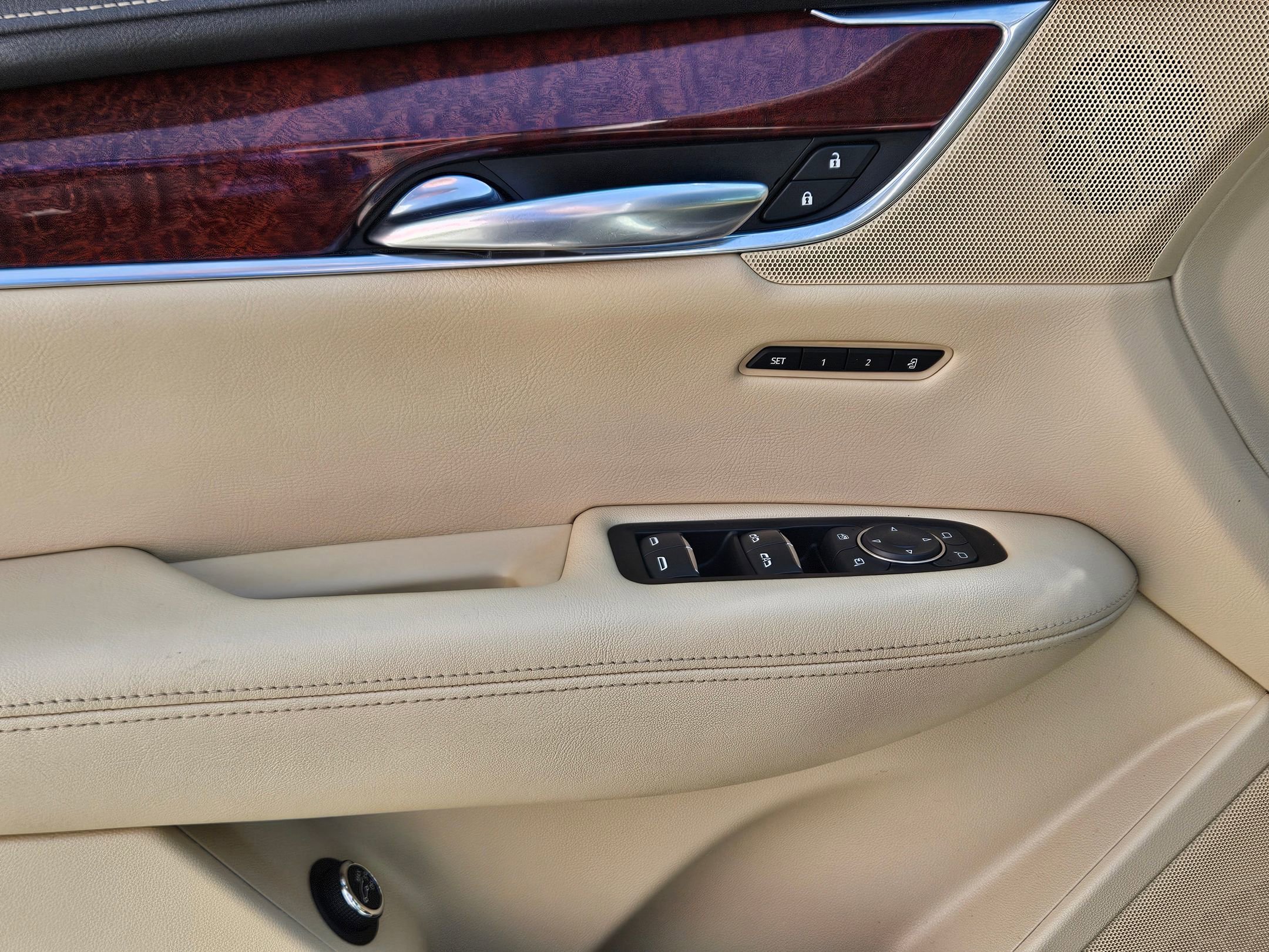 Used 2019 Crystal White Tricoat Cadillac Luxury FWD image 18