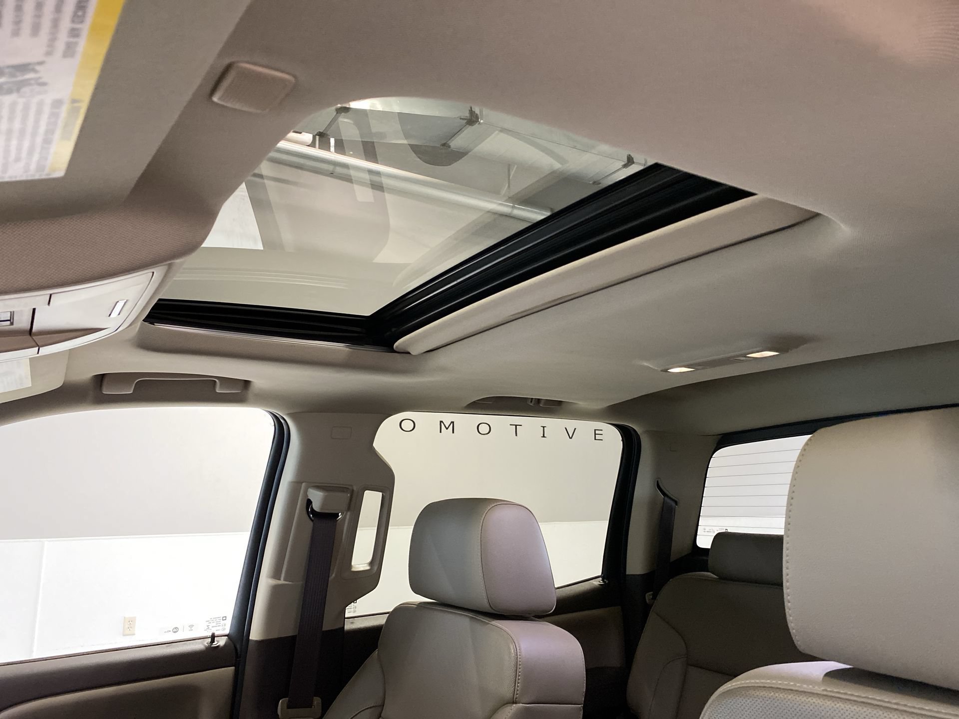 Used 2017 IRIDESCENT PEARL TRICOAT Chevrolet LTZ image 17