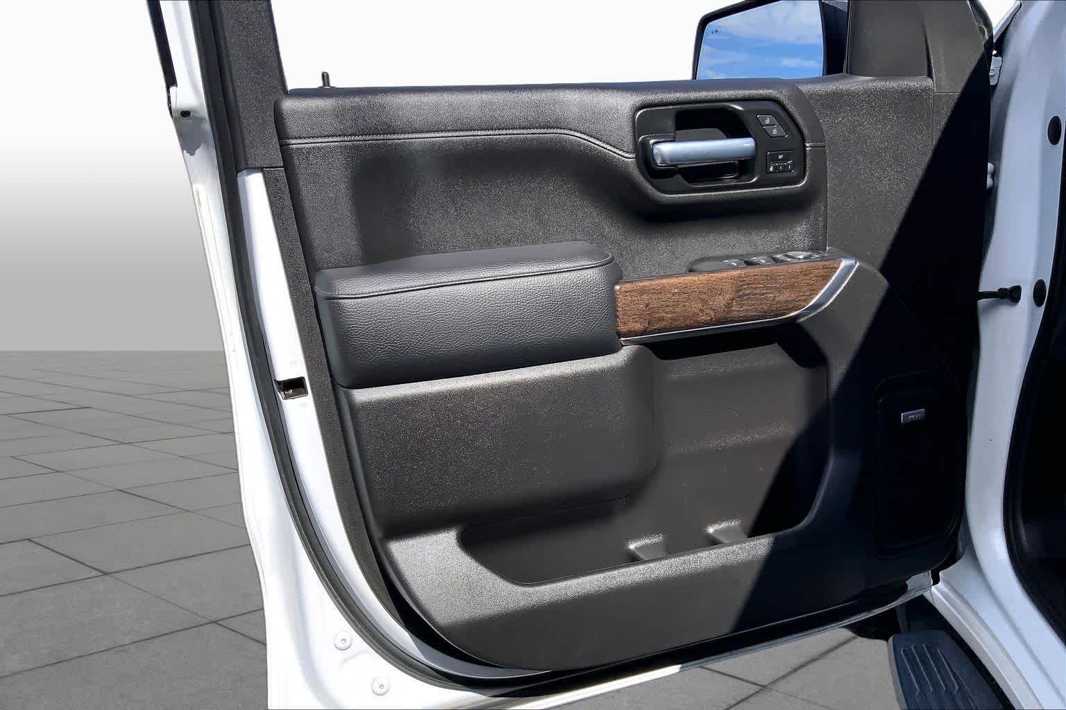 Used 2021 White Frost Tricoat GMC Denali image 19