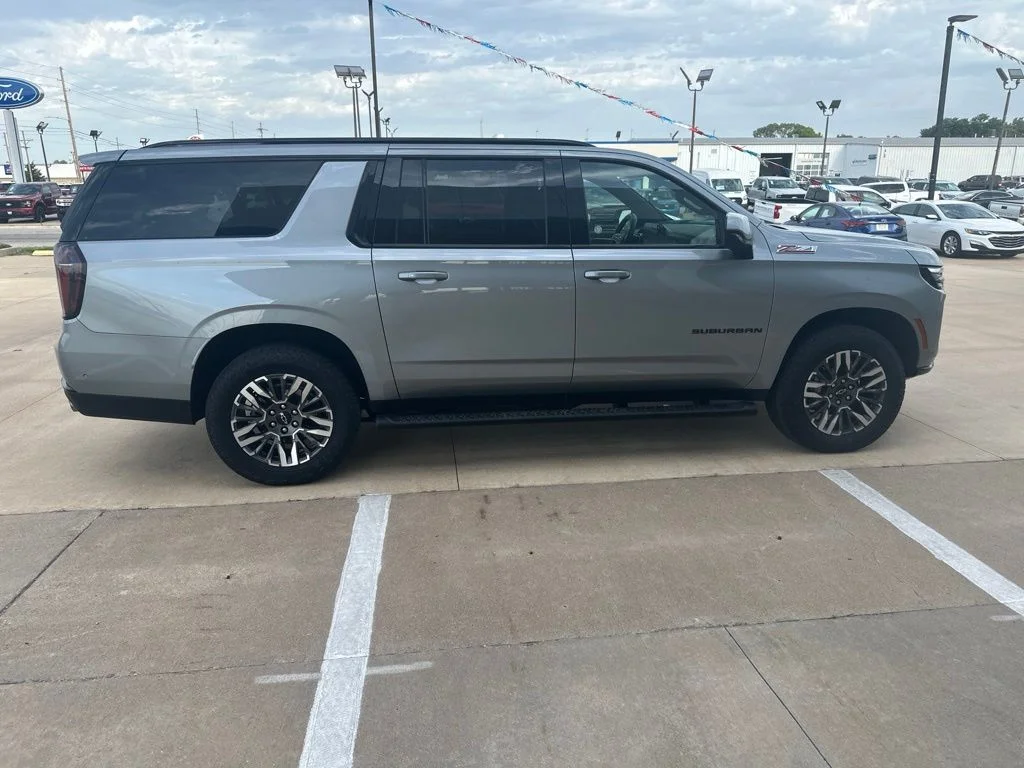 Used 2025 Gray Chevrolet Z71 image 38