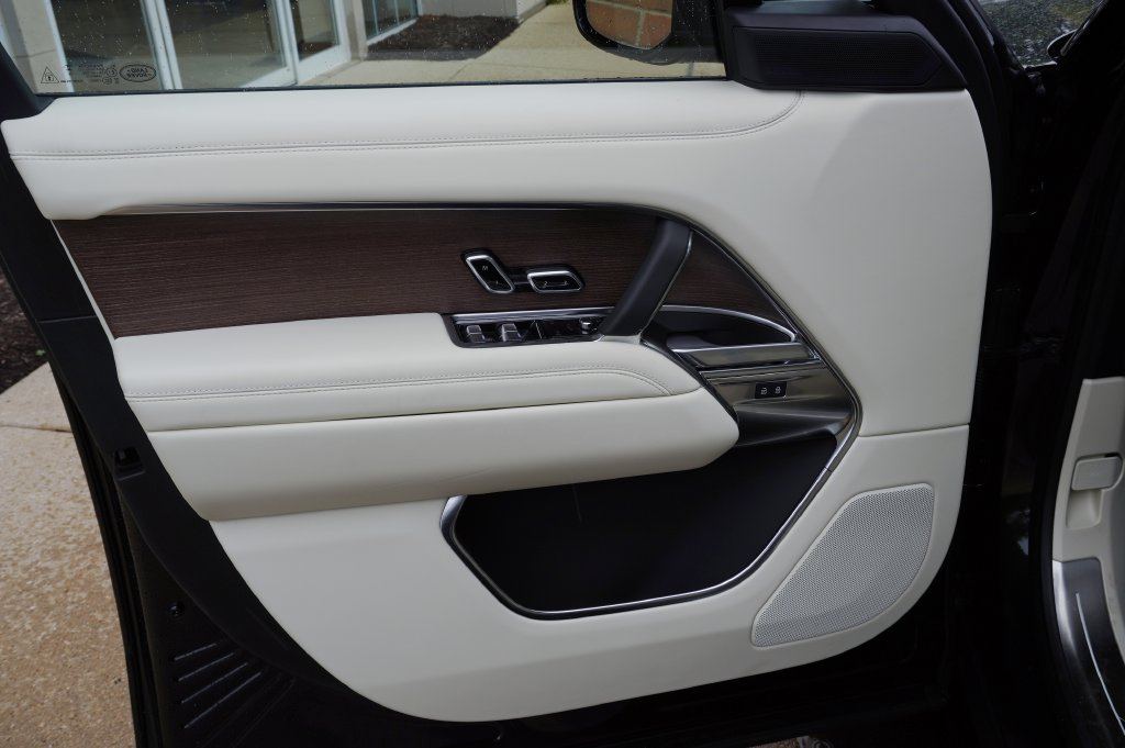 New 2026 Santorini Black Land Rover SE image 10