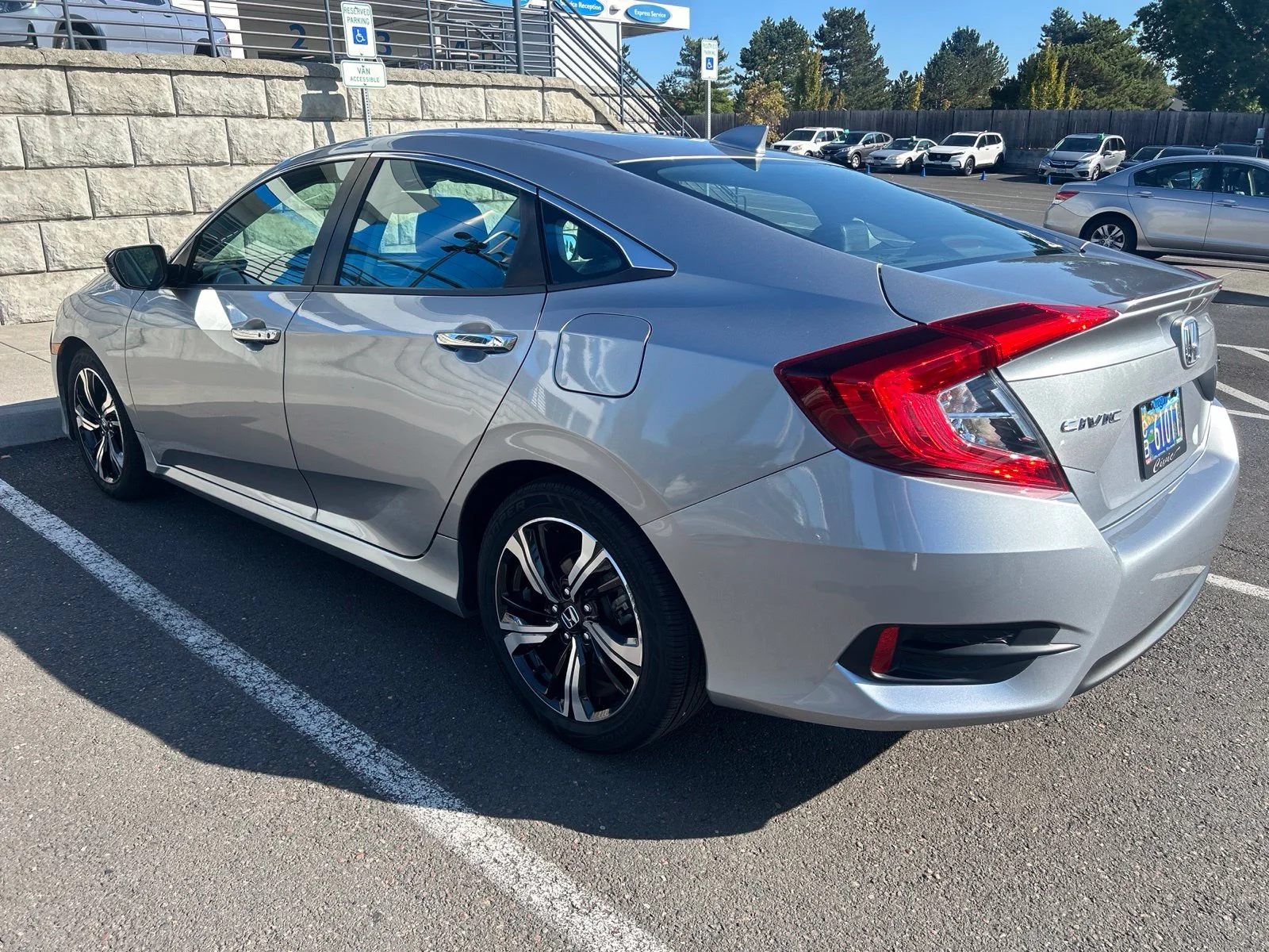 Used 2016 Lunar Silver Metallic Honda Touring image 6