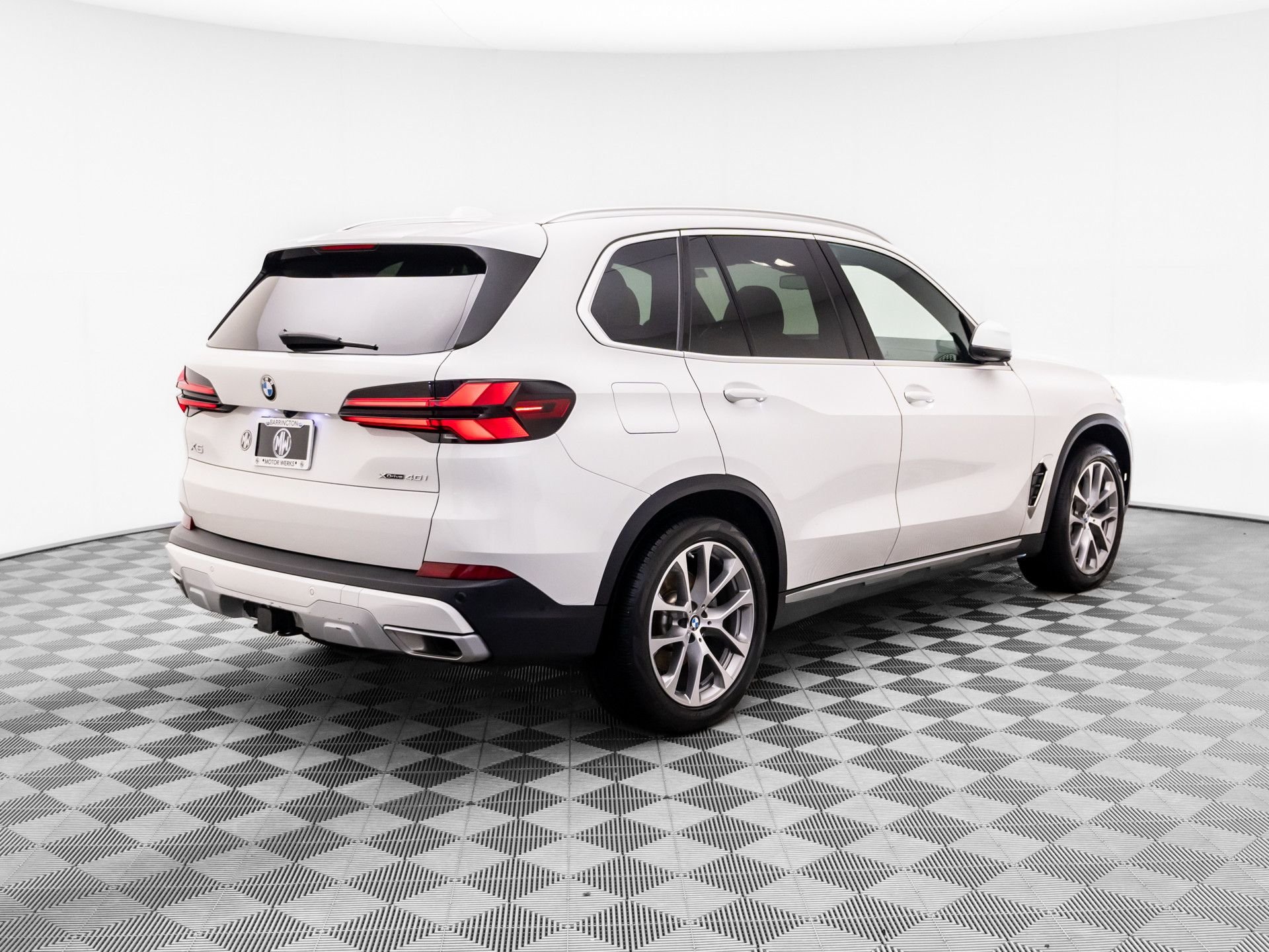 Used 2024 White BMW xDrive40i image 5