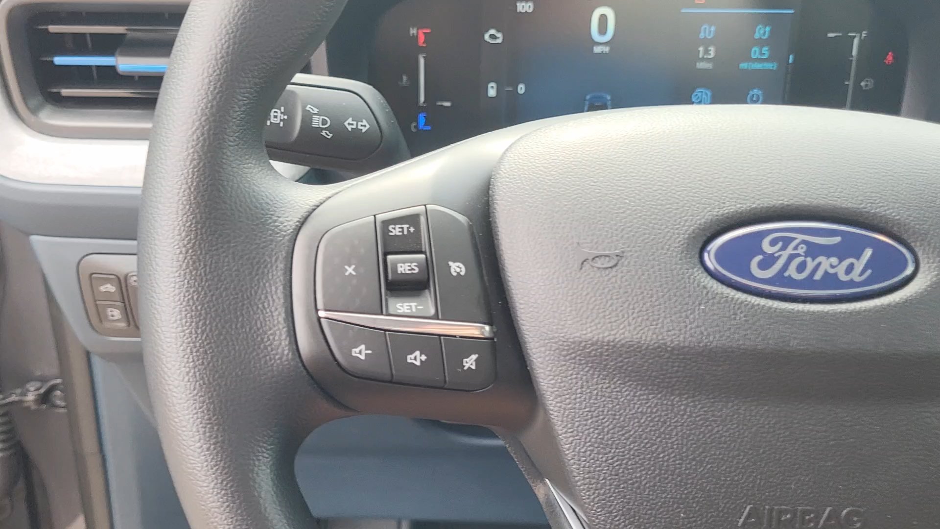 New 2026 Carbonized Gray Metallic Ford XLT image 15
