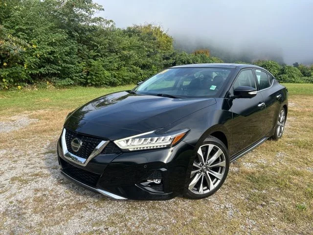 Used 2021 Black Nissan 3.5 SL image 3