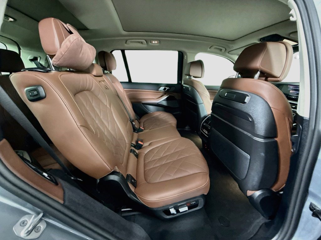 Used 2026 Skyscraper Gray Metallic BMW xDrive40i image 23