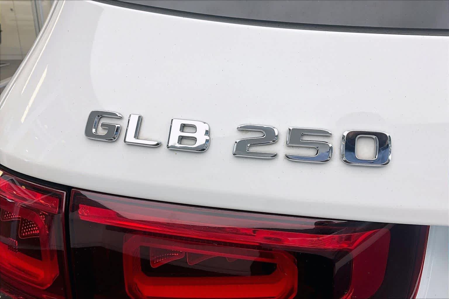 Used 2021 Polar White Mercedes-Benz GLB 250 image 31