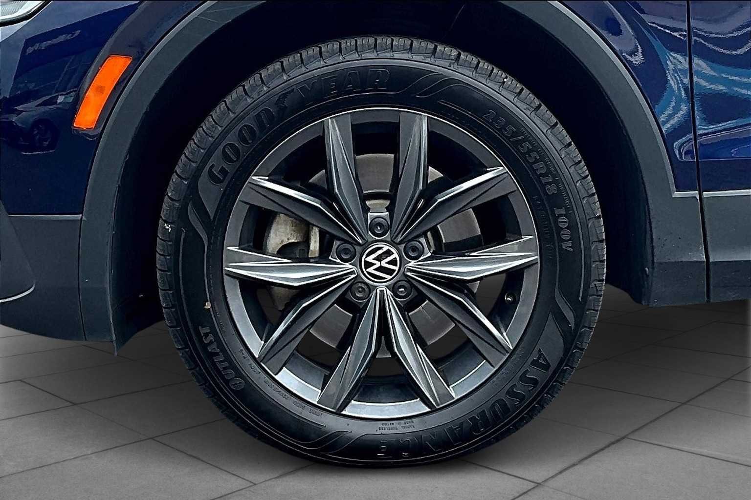 Used 2022 Atlantic Blue Metallic Volkswagen SE image 10