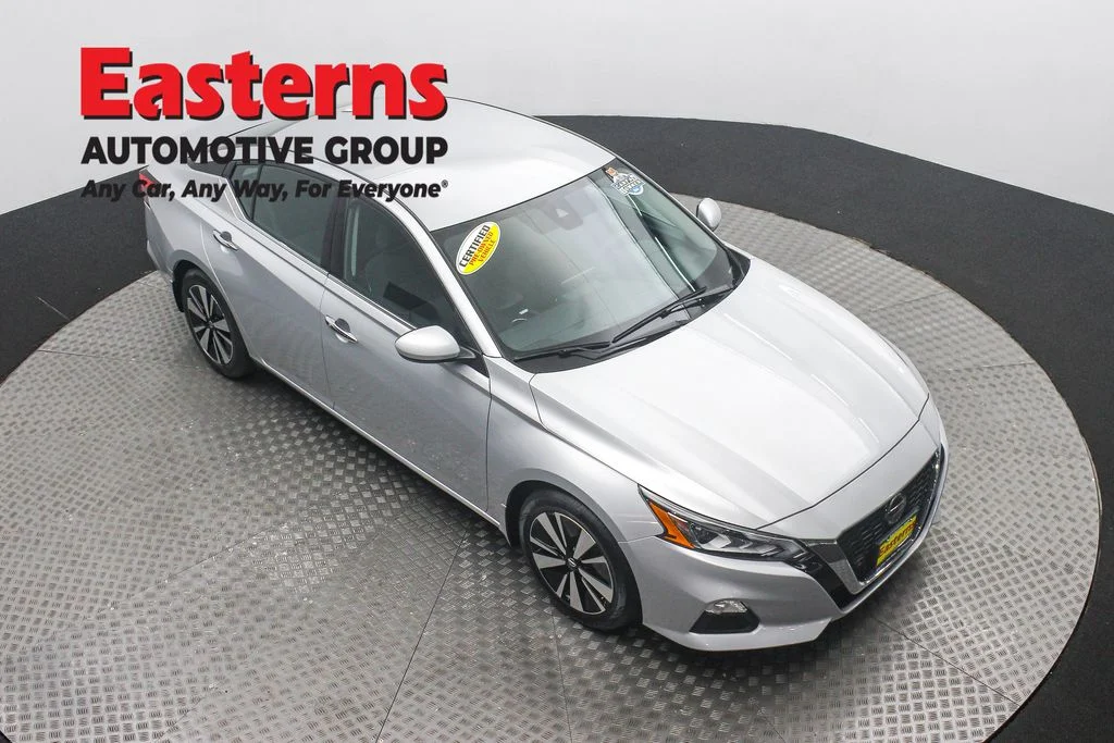 Used 2022 Silver Nissan 2.5 SV image 3