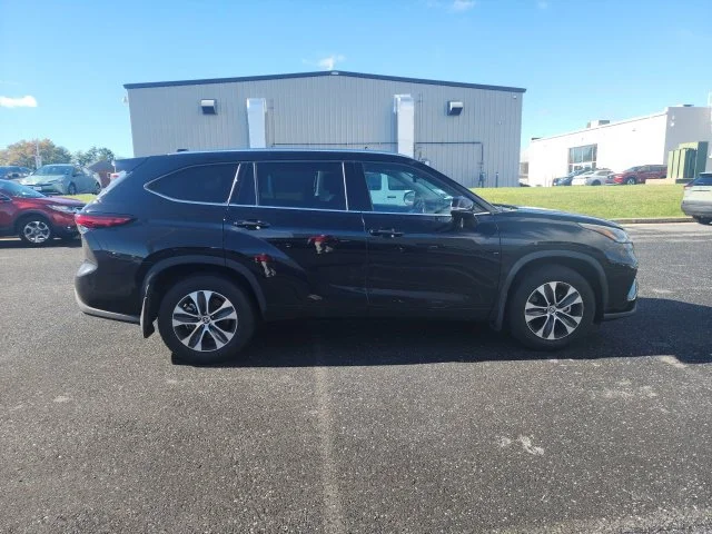 Used 2021 Black Toyota XLE image 8