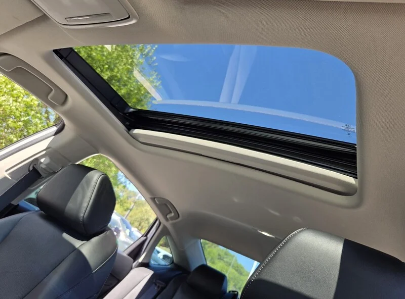Used 2025 Platinum White Pearl Honda TOURING image 9