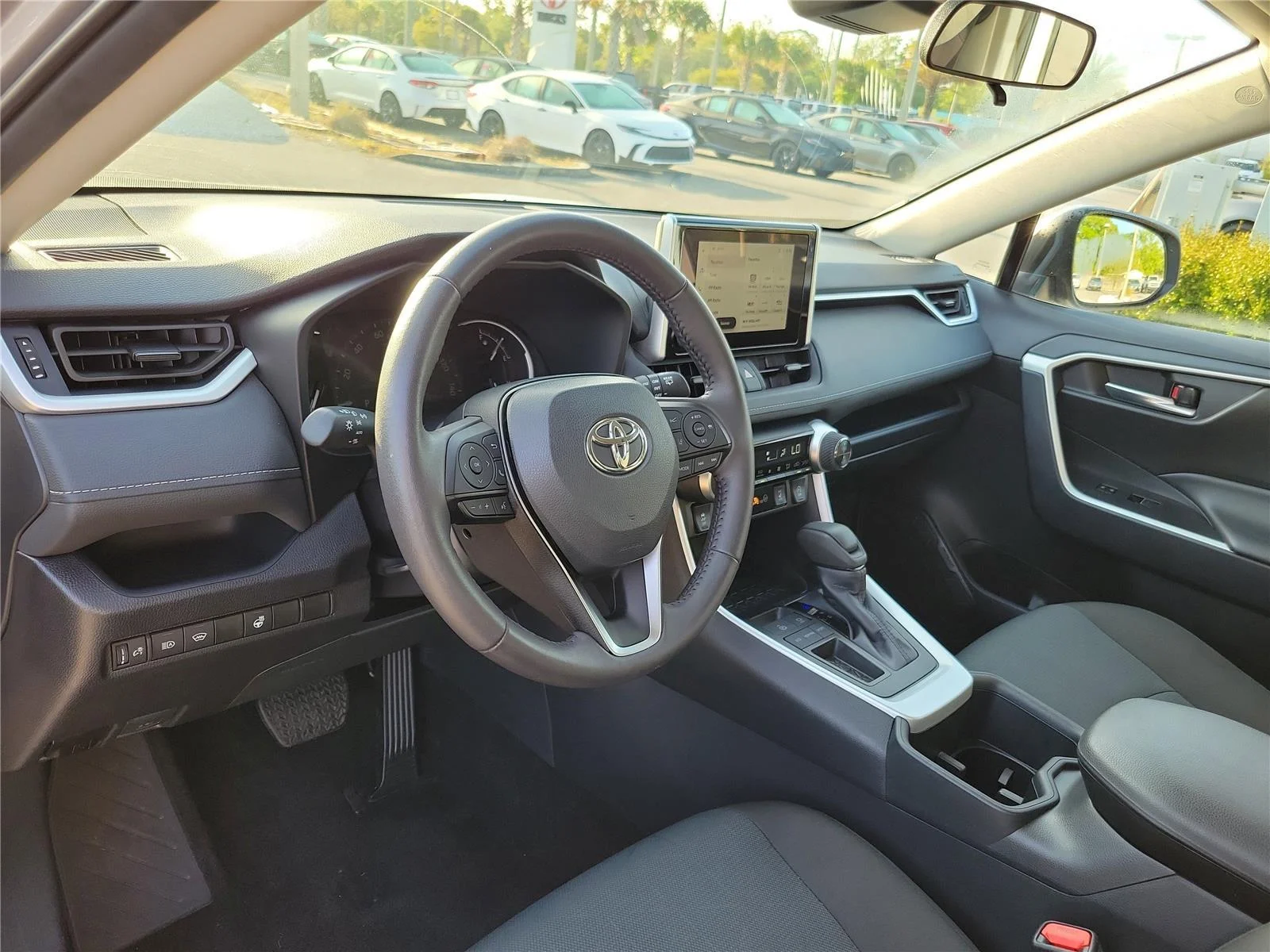 2025 Toyota RAV4 XLE - Photo 12