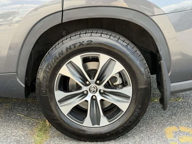 2023 Toyota Highlander XLE - Photo 12