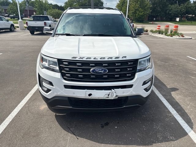 Used 2017 Oxford White Ford XLT image 2