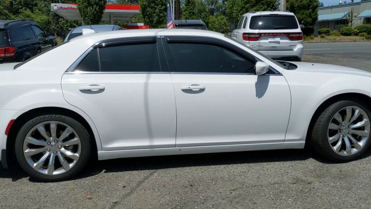 2016 Chrysler 300 Limited photo 3