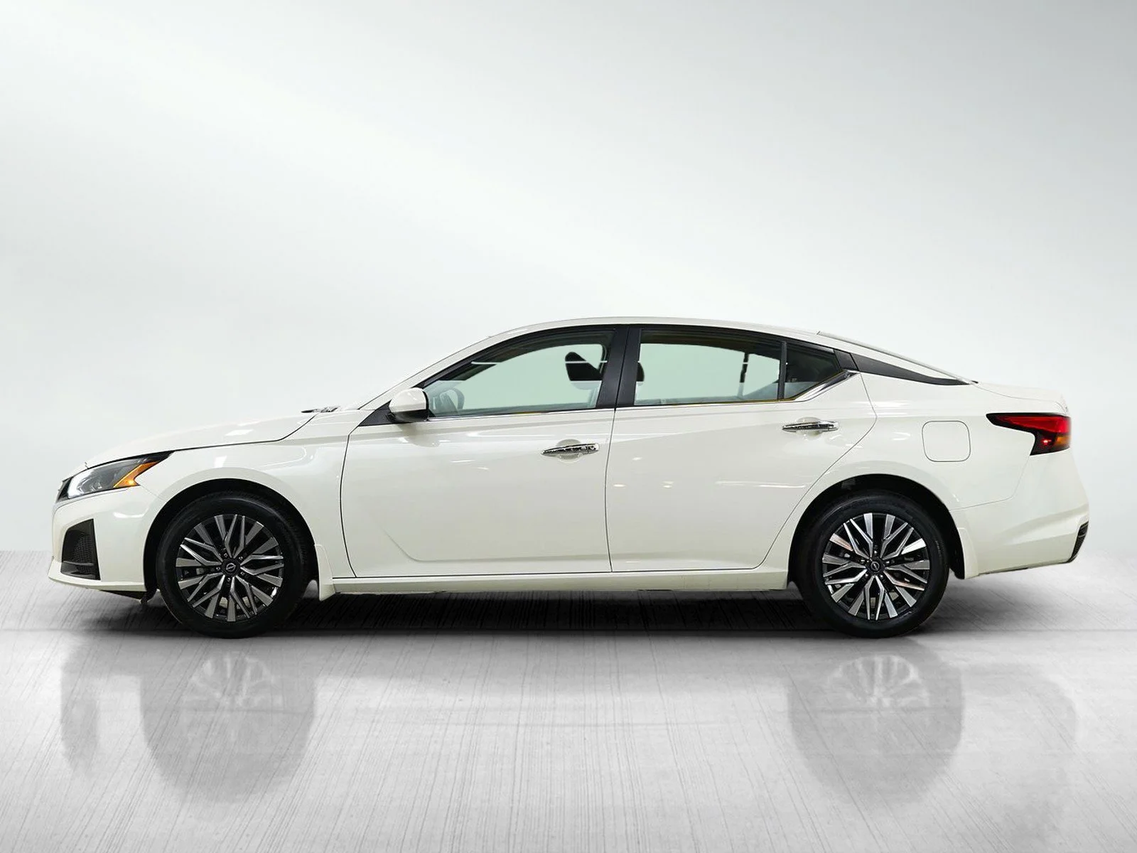 Used 2023 Nissan Altima SV with VIN 1N4BL4DW5PN327731 for sale in Minneapolis, Minnesota
