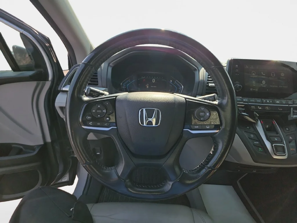 Used 2019 Lunar Silver Metallic Honda Touring image 11