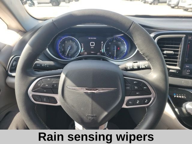 Used 2023 Velvet Chrysler Touring L image 14