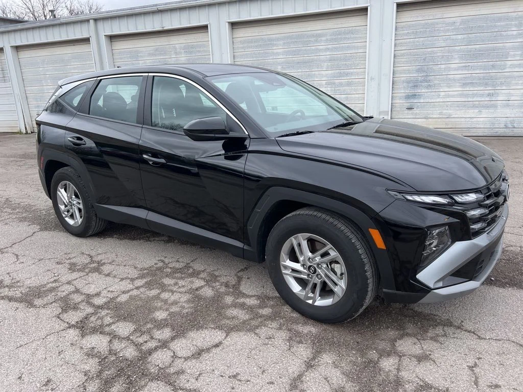Used 2025 Black Hyundai SE image 4