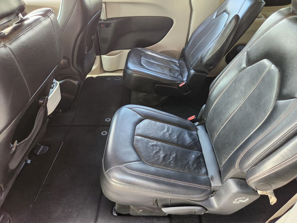 Used 2018 Billet Silver Metallic Clearcoat Chrysler Touring L image 32