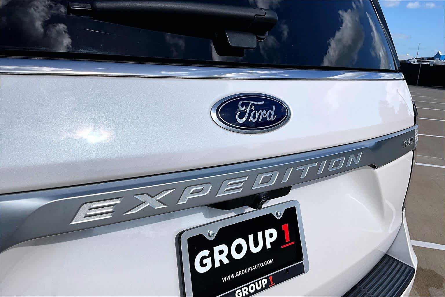Used 2019 White Platinum Metallic Tri-Coat Ford Platinum image 10