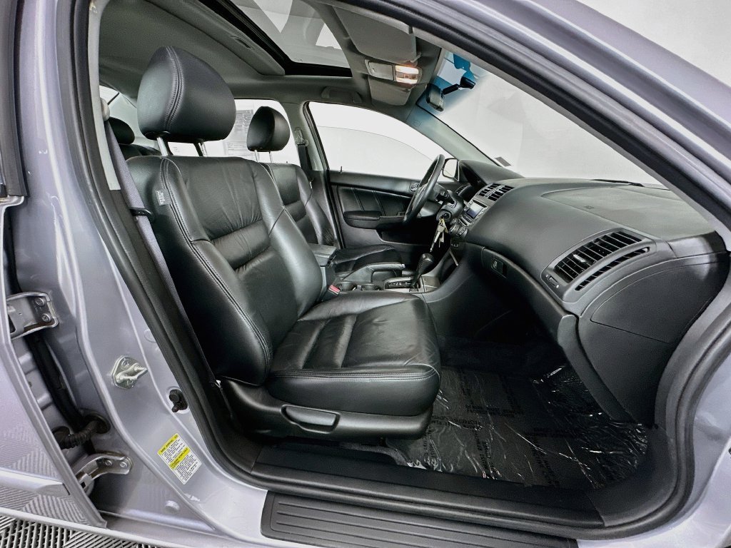 Used 2005 Silver Frost Metallic Honda EX-L image 27