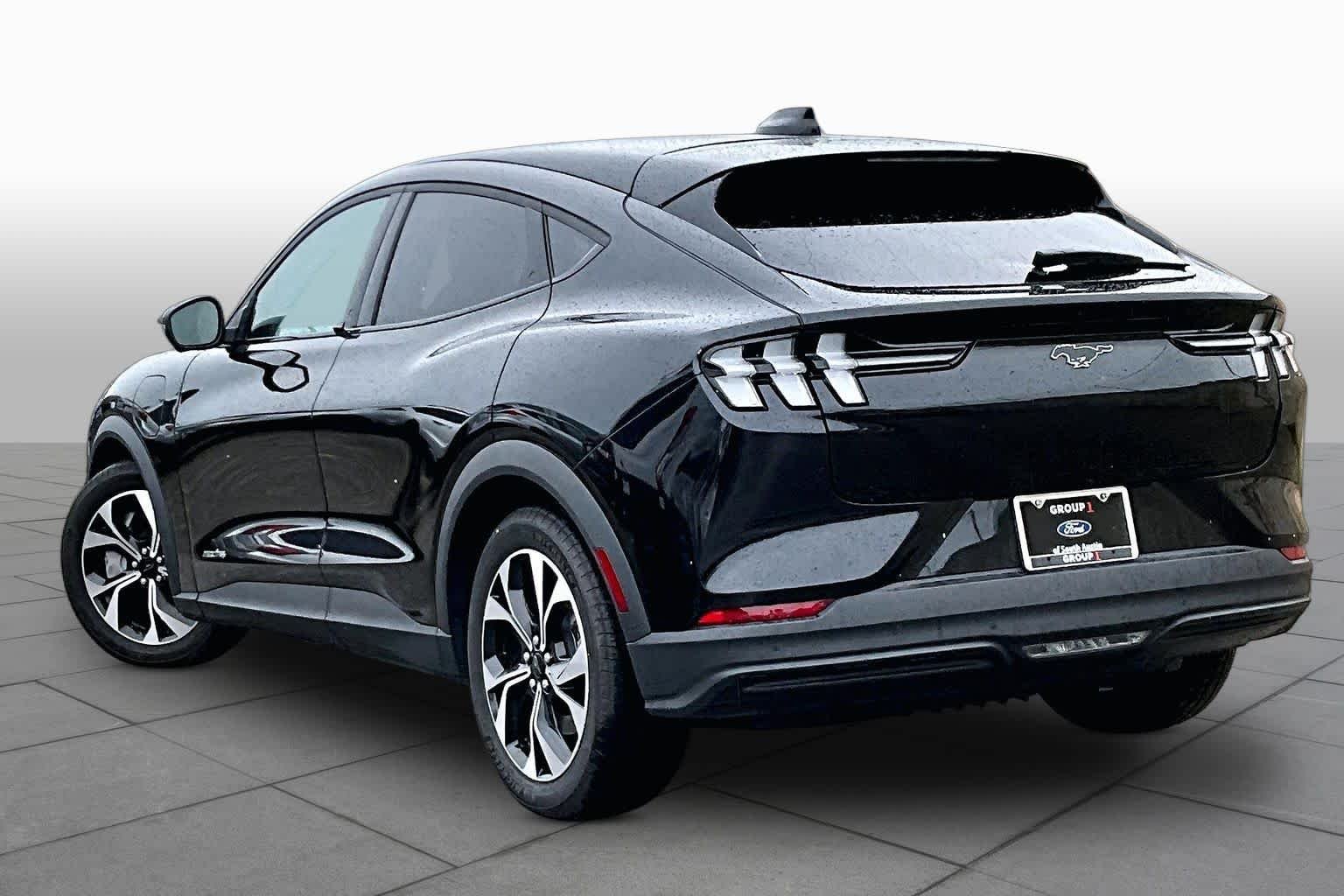 Used 2025 Shadow Black Ford Select image 11