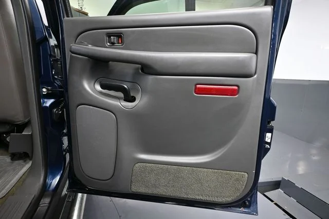 Used 2005 Blue Chevrolet LS image 38